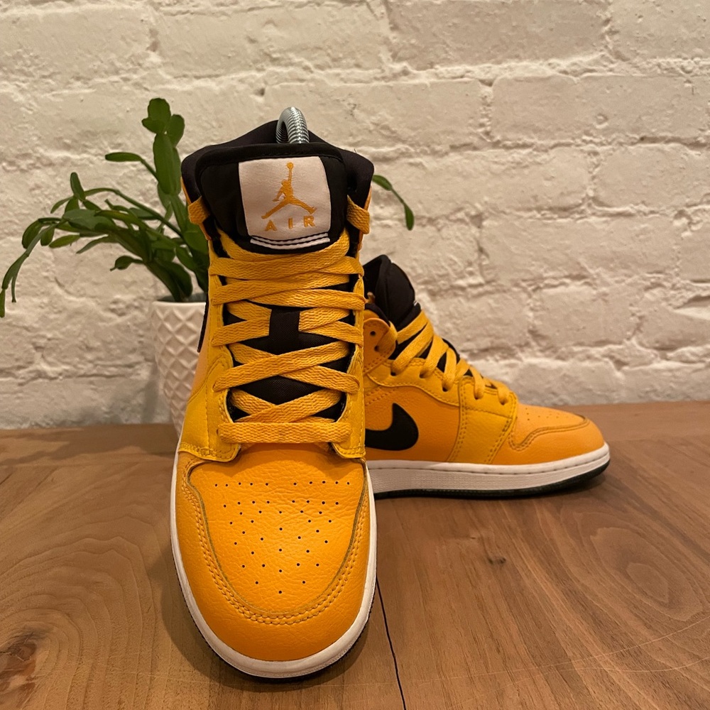 “University Gold” Nike Air Jordan 1 Sneakers 👟